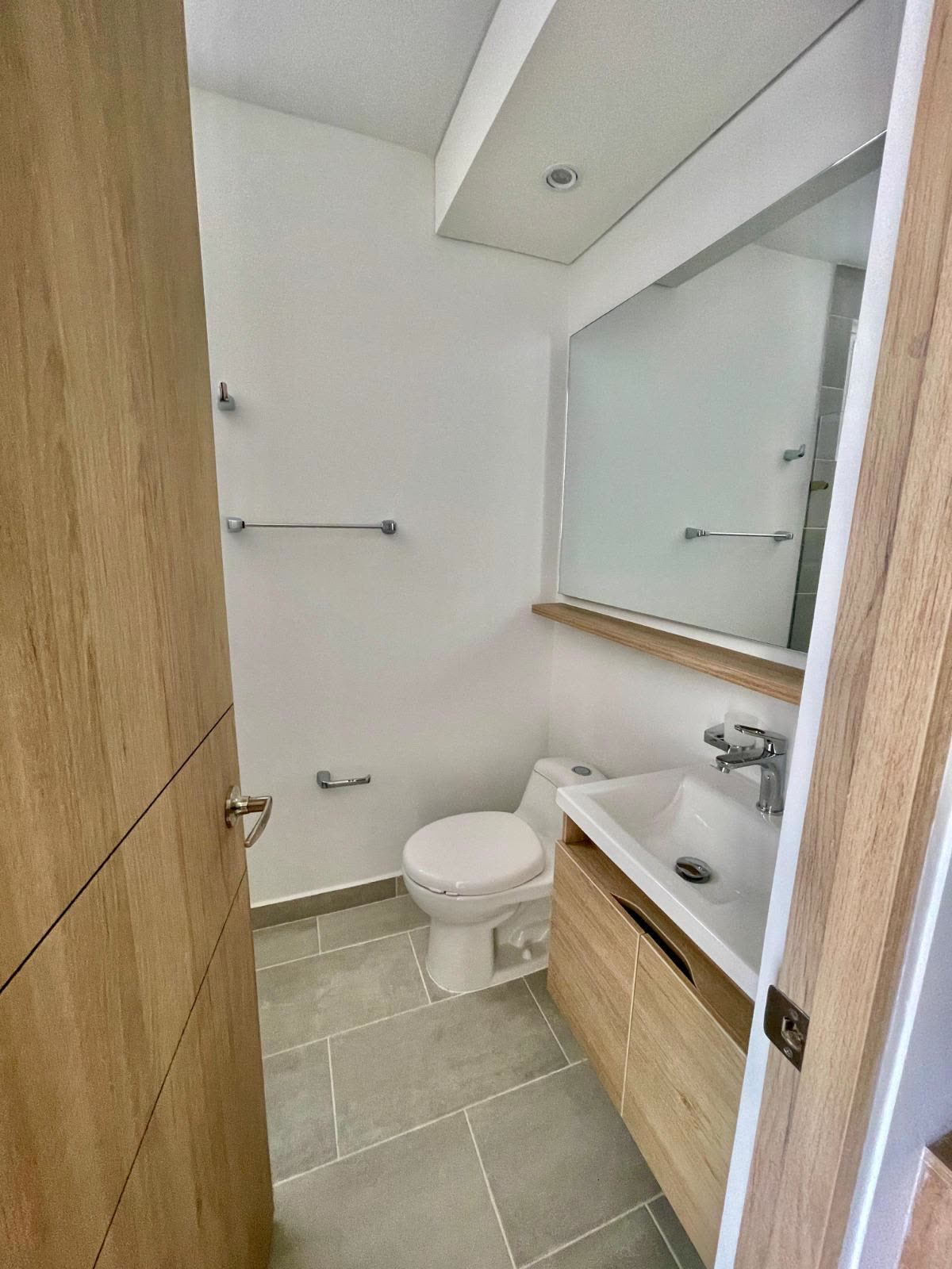 Segundo baño con sanitario y lavamanos